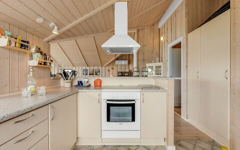 Märta - 250M from the Sea: Cucina, Controsoffitto, Elettrodomestico Da Cucina, Interior Design, Pavimentazione, Legna, Apparecchio Major, Soffitto, Cabinetry, Pavimento