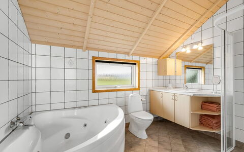 Märta - 250M from the Sea: Idraulico Fixture, Interior Design, Soffitto, Pavimentazione, Bagno, Pavimento, Idraulico, Lavello, Camera, Rubinetto