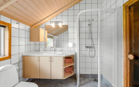 Märta - 250M from the Sea: Idraulico Fixture, Lavello, Pavimentazione, Interior Design, Lavandino Del Bagno, Legna, Pavimento, Bagno, Rubinetto, Soffitto
