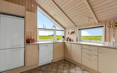 Märta - 250M from the Sea: Legna, Pavimentazione, Interior Design, Soffitto, Pavimento, Cucina, Camera, Cabinetry, Elettrodomestico Da Cucina, Controsoffitto