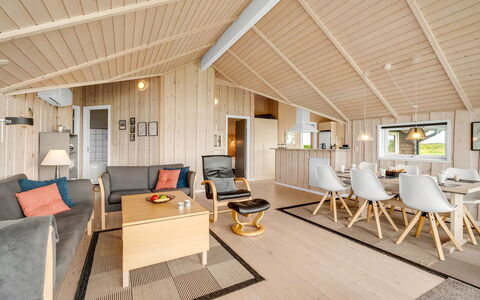 Märta - 250M from the Sea: Legna, Interior Design, Soffitto, Pavimentazione, Pavimento, Casa, Camera, Lampada, Pavimento In Legno, Soggiorno