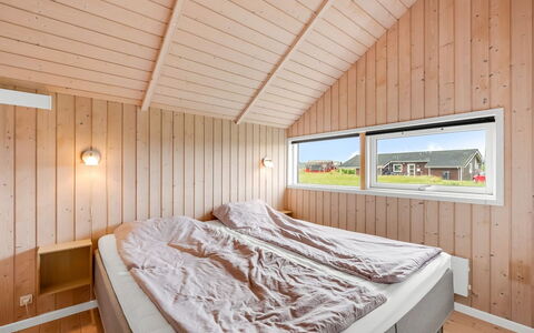 Märta - 250M from the Sea: Legna, Color Legno, Latifoglie, Soffitto, Plank, Camera Da Letto, Bedding, Compensato, Letto, Illuminazione Diurna