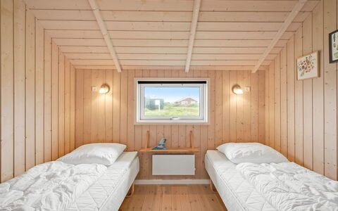 Märta - 250M from the Sea: Legna, Pavimento, Soffitto, Pavimentazione, Camera Da Letto, Color Legno, Latifoglie, Plank, Letto, Pavimento In Legno