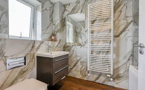 Craigmonie Apartment: Pavimentazione, Interior Design, Pavimento, Camera, Idraulico Fixture, Soffitto, Piastrella, Idraulico, Specchio, Rubinetto