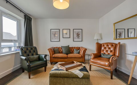 Craigmonie Apartment: Mobilia, Interior Design, Pavimentazione, Parete, Divano, Legna, Pavimento, Soffitto, Soggiorno, Cornice