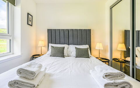 Craigmonie Apartment: Letto, Camera Da Letto, Bedding, Lenzuolo, Mobilia, Interior Design, Pavimentazione, Pavimento, Telaio Del Letto, Casa
