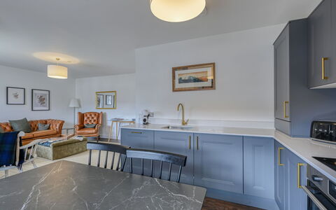Craigmonie Apartment: Pavimentazione, Interior Design, Legna, Soffitto, Pavimento, Mobilia, Cucina, Controsoffitto, Cabinetry, Illuminazione