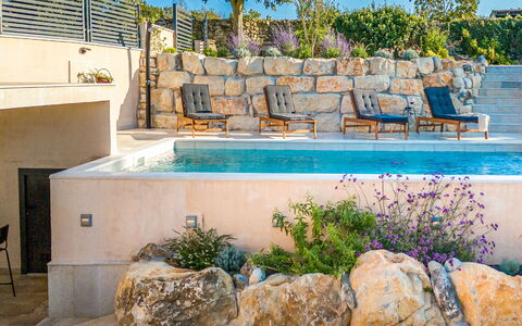 Botra Maria Luxury: Acqua, Pianta, Proprietà, Cielo, Azzurro, Piscina, Architettura, Rettangolo, Tempo Libero, Mobili Da Esterno