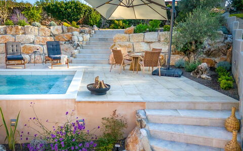 Botra Maria Luxury: Pianta, Proprietà, Acqua, Vaso Di Fiori, Sedia, Botanica, Mobili Da Esterno, Cielo, Interior Design, Albero