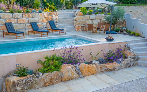 Botra Maria Luxury: Pianta, Acqua, Piscina, Mobili Da Esterno, Parete, Paesaggio, Tempo Libero, Albero, Urban Design, Immobiliare