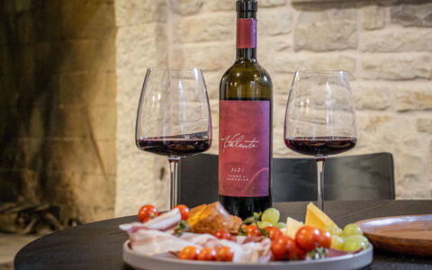 Botra Maria Luxury: Cibo, Tavola, Tavolo, Bottiglia, Bicchieri, Stemware, Ingrediente, Vino, Bicchiere Di Vino, Barware