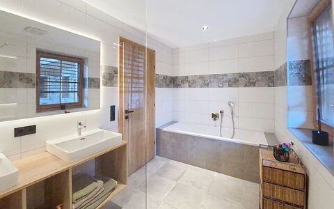 Langkampfen 200: Pavimentazione, Interior Design, Pavimento, Idraulico Fixture, Bagno, Soffitto, Rubinetto, Vasca Da Bagno, Piastrella, Idraulico
