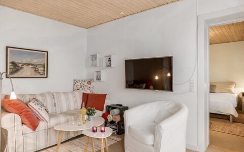 Maelle - 150M from the Sea: Mobilia, Interior Design, Divano, Pavimentazione, Parete, Pavimento, Camera, Legna, Soffitto, Soggiorno