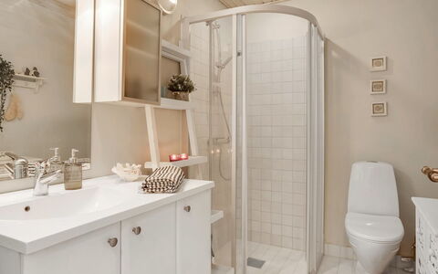 Maelle - 150M from the Sea: Bagno, Interior Design, Idraulico Fixture, Parete, Lavandino Del Bagno, Pavimentazione, Mobiletto Del Bagno, Pavimento, Lavello, Specchio