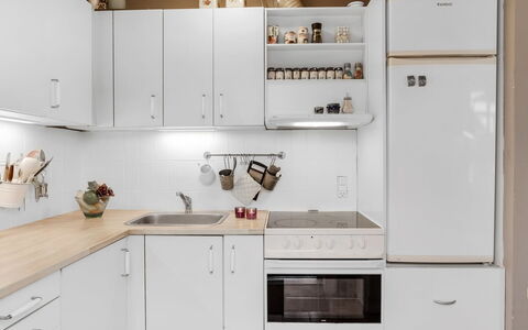 Maelle - 150M from the Sea: Elettrodomestico Da Cucina, Cucina, Apparecchio Major, Controsoffitto, Cabinetry, Legna, Elettrodomestico, Pavimentazione, Mobilia, Interior Design