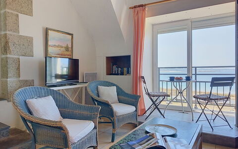 Kerlouan 637: Mobilia, Sedia, Mare, Tavolo, Oceano, Balcone, Cucina & Sala Da Pranzo Tavolo, Shade, Tavolino Da Caffè, Bracciolo