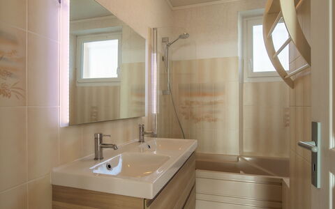 Dal D'Armor: Pavimentazione, Interior Design, Idraulico Fixture, Lavandino Del Bagno, Pavimento, Bagno, Lavello, Legna, Rubinetto, Mobiletto Del Bagno