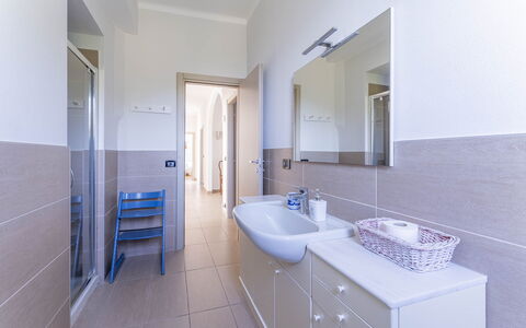 Breath-taking Portofino Promontory Seaview: Pavimentazione, Pavimento, Interior Design, Idraulico Fixture, Soffitto, Rubinetto, Lavello, Camera, Bagno, Idraulico