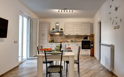 Clementine Country House: Mobilia, Proprietà, Tavolo, Cabinetry, Finestra, Legna, Controsoffitto, Interior Design, Sedia, Pavimentazione