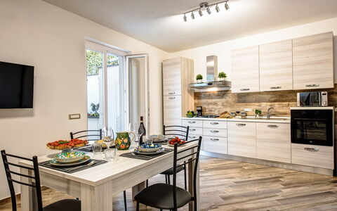 Clementine Country House: Cabinetry, Tavolo, Controsoffitto, Proprietà, Mobilia, Cucina, Legna, Interior Design, Cucina Stufa, Pavimentazione