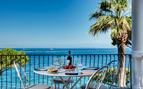 Apt Blu Mare Sorrento Coast: Acqua, Cielo, Tavolo, Mobilia, Pianta, Azzurro, Albero, Mobili Da Esterno, Località Balneare, Sedia
