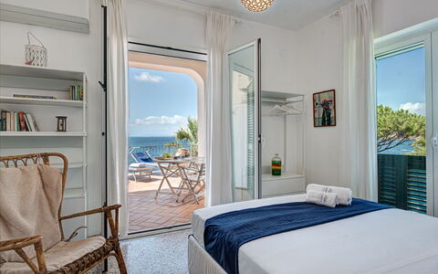 Apt Blu Mare Sorrento Coast: Mobilia, Proprietà, Blu, Comfort, Azzurro, Illuminazione, Interior Design, Shade, Finestra, Sedia