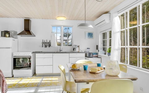 Aleta - 300M from the Sea: Cucina, Mobilia, Interior Design, Pavimentazione, Elettrodomestico Da Cucina, Controsoffitto, Pavimento, Soffitto, Legna, Apparecchio Major