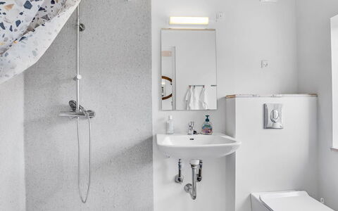 Aleta - 300M from the Sea: Idraulico Fixture, Bagno, Interior Design, Parete, Pavimentazione, Pavimento, Lavello, Lavandino Del Bagno, Soffitto, Rubinetto