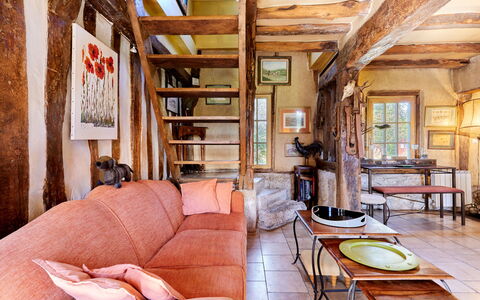 La Longère: Mobilia, Proprietà, Costruzione, Divano, Cornice, Legna, Interior Design, Soggiorno, Pavimento, Pavimentazione