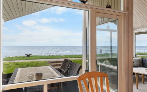 Aswith - 5M from the Sea: Legna, Casa, Portico, Deck, Latifoglie, Tetto, Color Legno, Pavimento In Legno, Eco Hotel