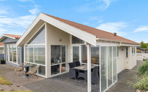 Aswith - 5M from the Sea: Legna, Casa, Portico, Deck, Latifoglie, Tetto, Color Legno, Pavimento In Legno, Eco Hotel