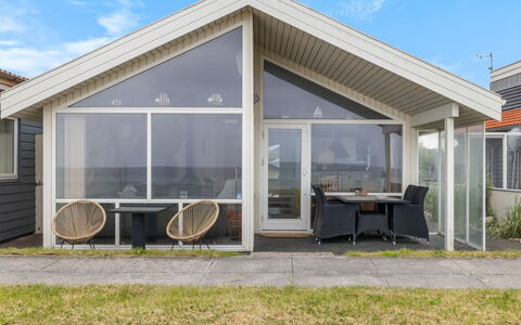 Aswith - 5M from the Sea: Legna, Casa, Portico, Deck, Latifoglie, Tetto, Color Legno, Pavimento In Legno, Eco Hotel