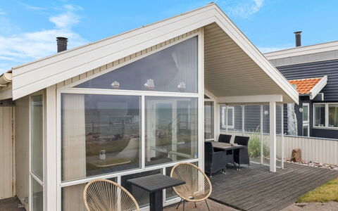 Aswith - 5M from the Sea: Legna, Casa, Portico, Deck, Latifoglie, Tetto, Color Legno, Pavimento In Legno, Eco Hotel