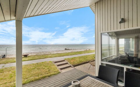 Aswith - 5M from the Sea: Legna, Casa, Portico, Deck, Latifoglie, Tetto, Color Legno, Pavimento In Legno, Eco Hotel