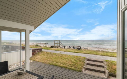Aswith - 5M from the Sea: Legna, Casa, Portico, Deck, Latifoglie, Tetto, Color Legno, Pavimento In Legno, Eco Hotel