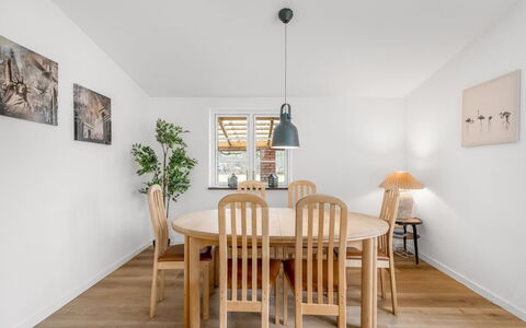Agla - 2.5Km from the Sea: Mobilia, Pavimentazione, Interior Design, Legna, Pavimento, Soffitto, Pavimento In Legno, Sedia, Tavolo, Sala Da Pranzo