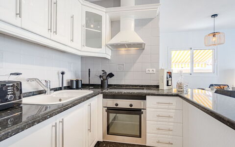 Mila Moon: Cabinetry, Controsoffitto, Lavello, Lavandino Della Cucina, Proprietà, Cucina Stufa, Rubinetto, Cucina, Elettrodomestico, Interior Design