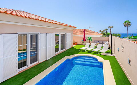 Mila Moon: Cielo, Pianta, Proprietà, Costruzione, Azzurro, Acqua, Finestra, Piscina, Albero, Architettura