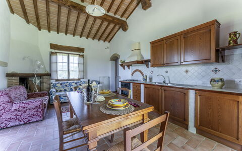 Marcigliana Cottage, Pool, Radicondoli: Mobilia, Proprietà, Cabinetry, Controsoffitto, Costruzione, Tavolo, Legna, Finestra, Divano, Interior Design