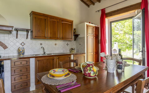 Marcigliana Cottage, Pool, Radicondoli: Cabinetry, Mobilia, Proprietà, Tavolo, Controsoffitto, Finestra, Legna, Cucina, Costruzione