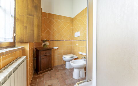 Marcigliana Cottage, Pool, Radicondoli: Idraulico Fixture, Costruzione, Bagno, Finestra, Cabinetry, Interior Design, Lavello, Pavimento, Legna