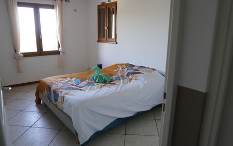 Lou Lann Vras: Letto, Camera Da Letto, Lenzuolo, Bedding, Legna, Mobilia, Interior Design, Pavimento, Camera, Biancheria