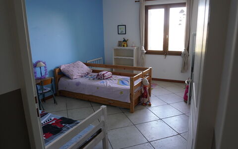 Lou Lann Vras: Mobilia, Letto, Camera Da Letto, Pavimento, Pavimentazione, Legna, Lenzuolo, Interior Design, Bedding, Camera