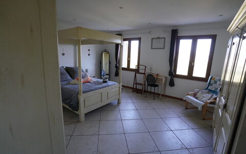 Lou Lann Vras: Mobilia, Letto, Camera Da Letto, Interior Design, Pavimento, Pavimentazione, Legna, Lenzuolo, Soffitto, Camera