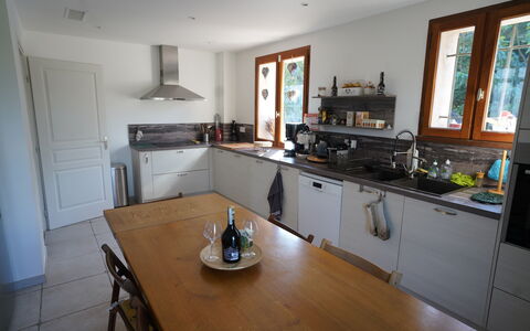 Lou Lann Vras: Cucina, Controsoffitto, Mobilia, Elettrodomestico Da Cucina, Cabinetry, Pavimentazione, Legna, Interior Design, Apparecchio Major, Lavandino Della Cucina