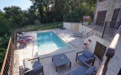 Lou Lann Vras: Piscina, Mobili Da Esterno, Mobilia, Materiale Composito, Ricorrere, Lettino, Sedia, Ombrello, Flagstone, Shade