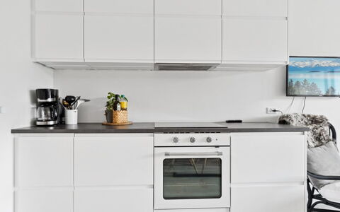 Jesper - 350M from the Sea: Elettrodomestico Da Cucina, Cucina, Controsoffitto, Cabinetry, Pavimentazione, Apparecchio Major, Mobilia, Elettrodomestico, Interior Design, Pavimento