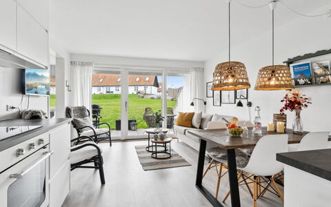 Jesper - 350M from the Sea: Mobilia, Interior Design, Legna, Pavimentazione, Casa, Pavimento, Soffitto, Sedia, Tavolo, Soggiorno
