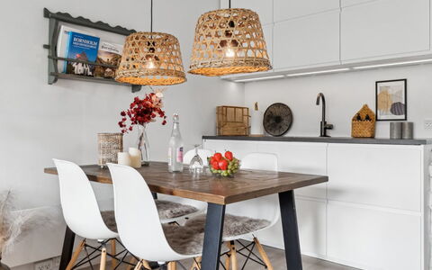 Jesper - 350M from the Sea: Mobilia, Interior Design, Pavimentazione, Legna, Lampada, Cucina & Sala Da Pranzo Tavolo, Sedia, Tavolo, Soffitto, Sala Da Pranzo