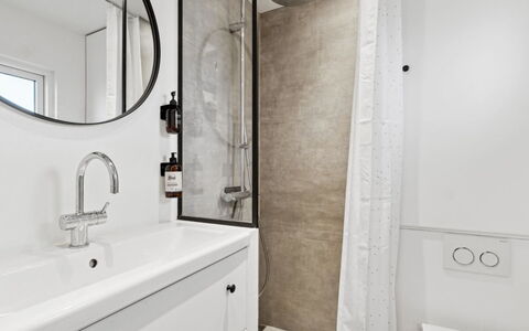 Jesper - 350M from the Sea: Parete, Bagno, Idraulico Fixture, Pavimentazione, Interior Design, Pavimento, Specchio, Idraulico, Rubinetto, Camera